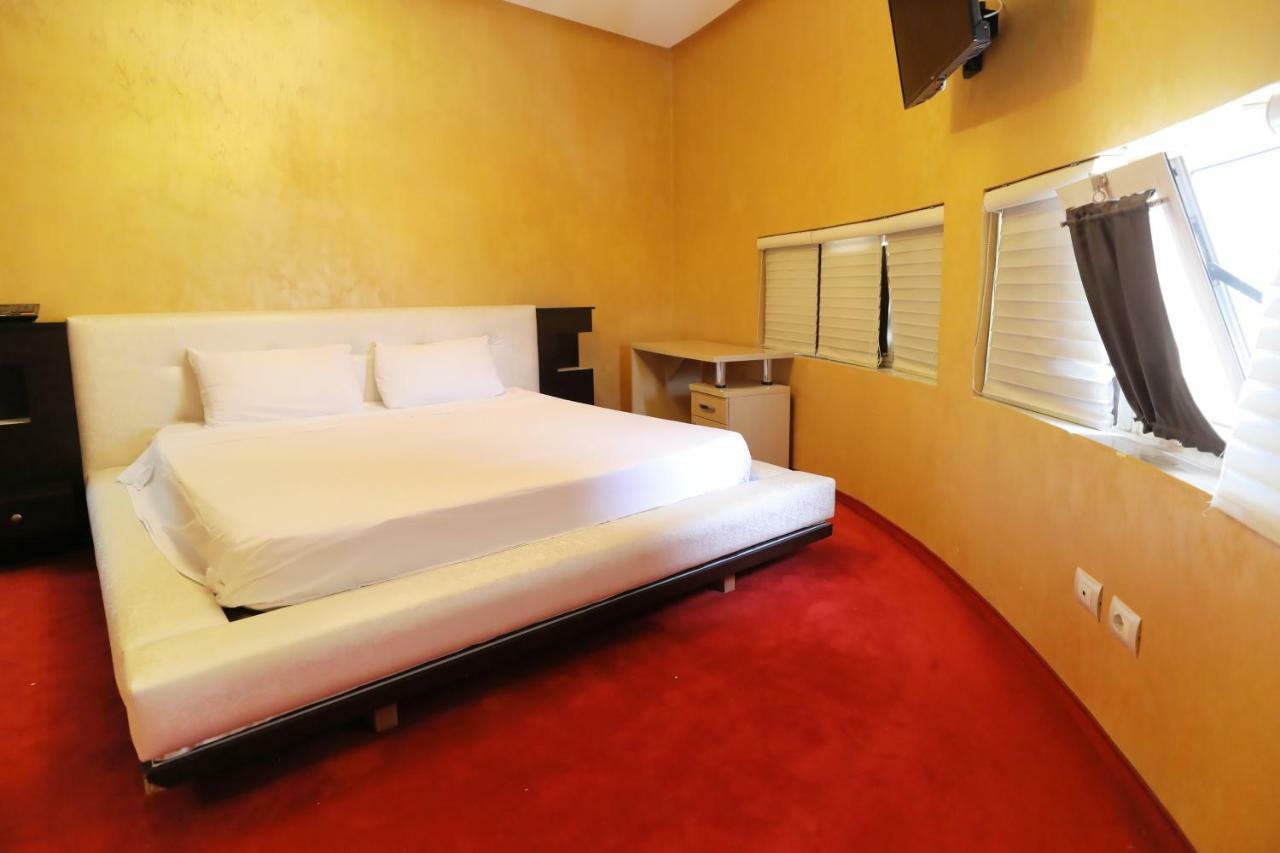Hotel Gjuta ティラナ エクステリア 写真