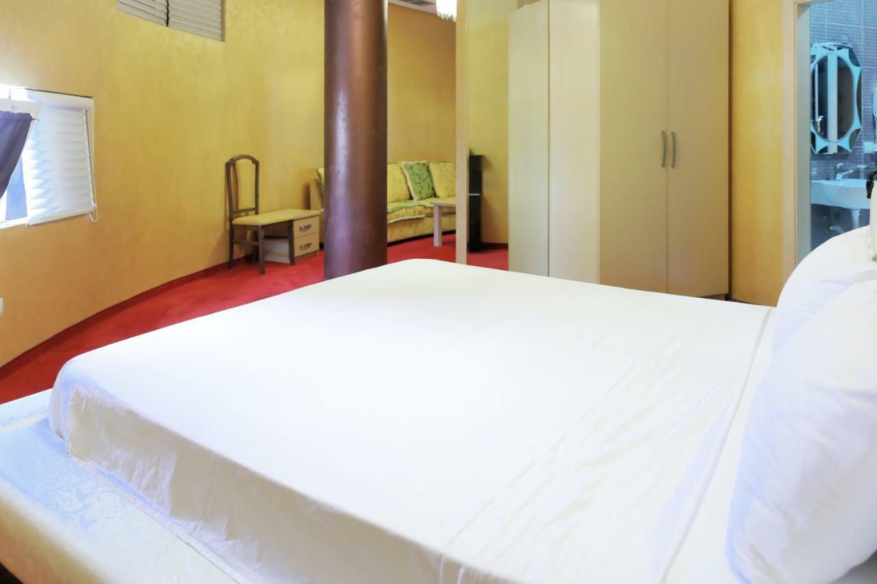 Hotel Gjuta ティラナ エクステリア 写真