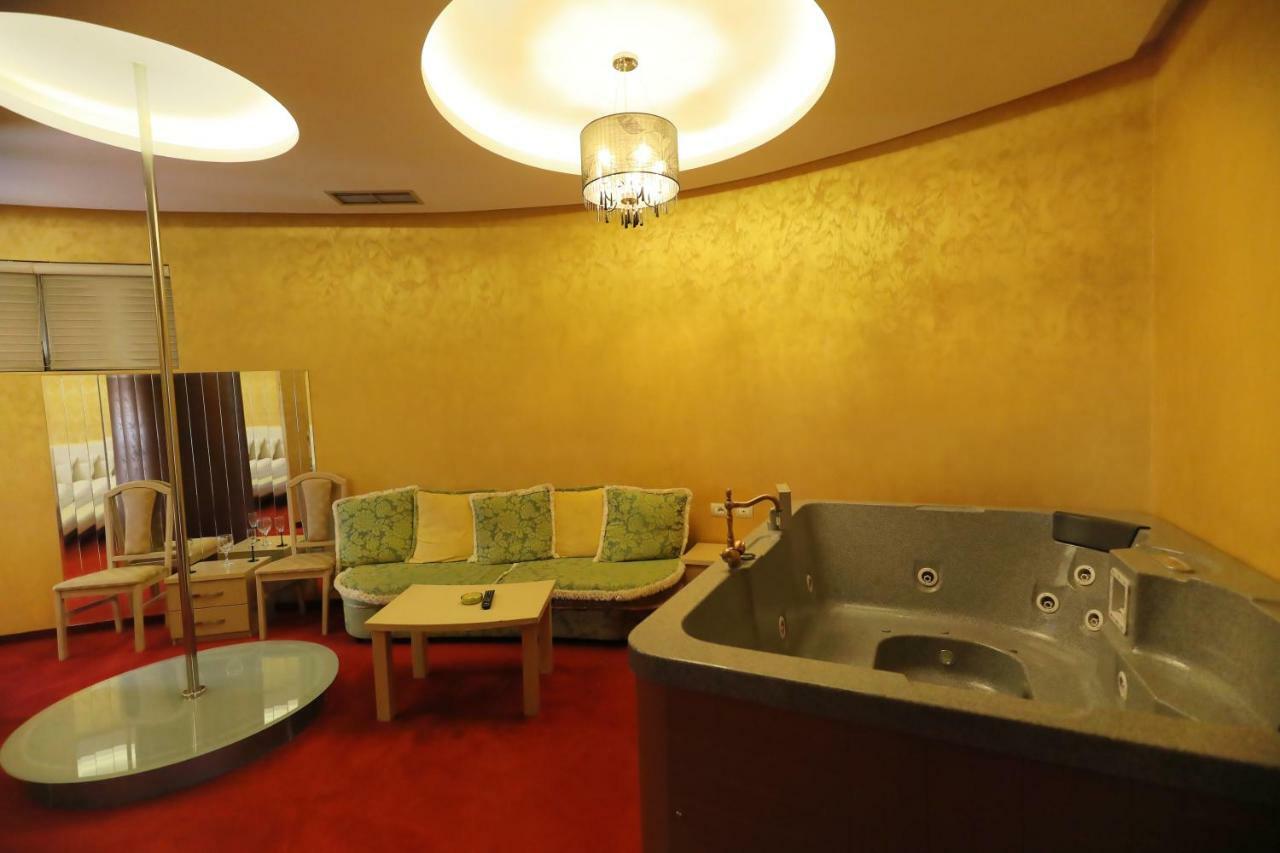 Hotel Gjuta ティラナ エクステリア 写真