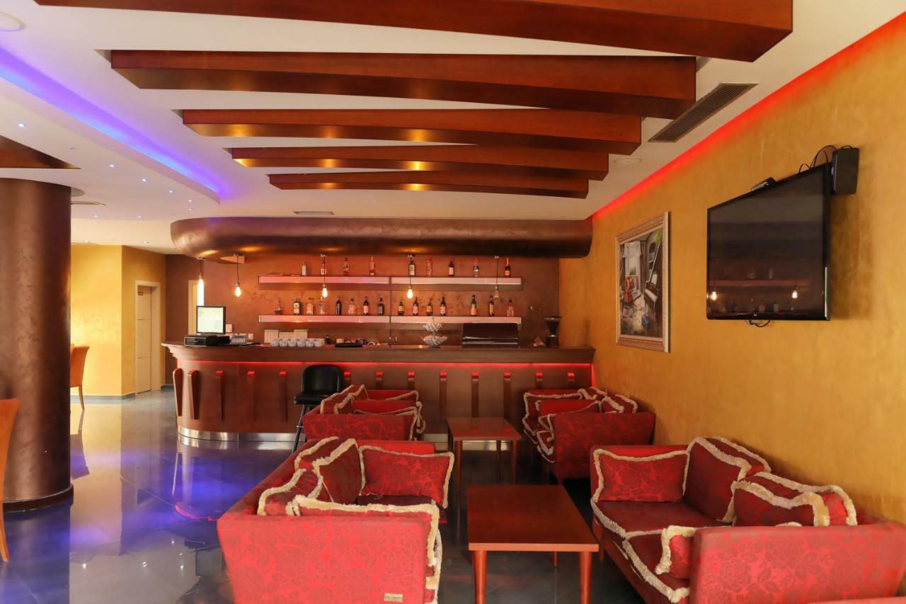 Hotel Gjuta ティラナ エクステリア 写真