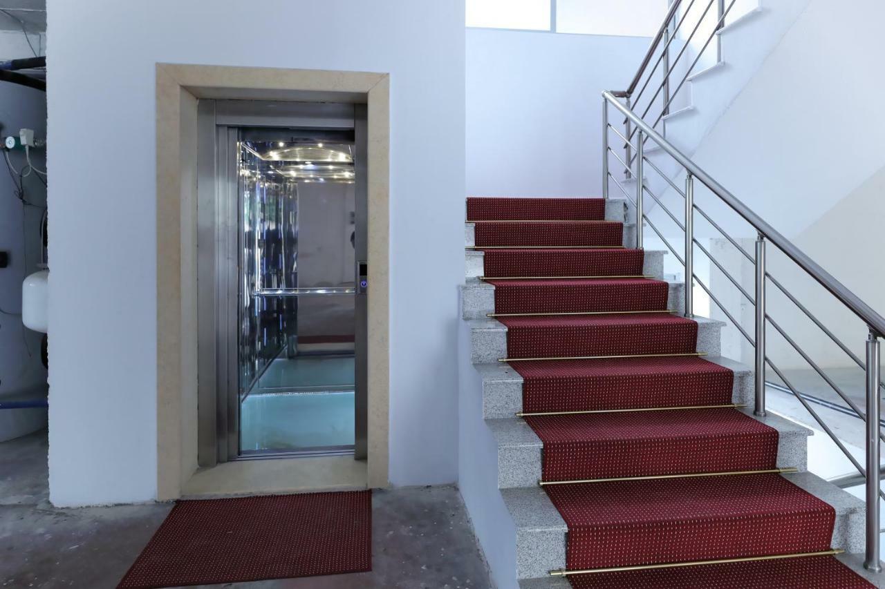 Hotel Gjuta ティラナ エクステリア 写真