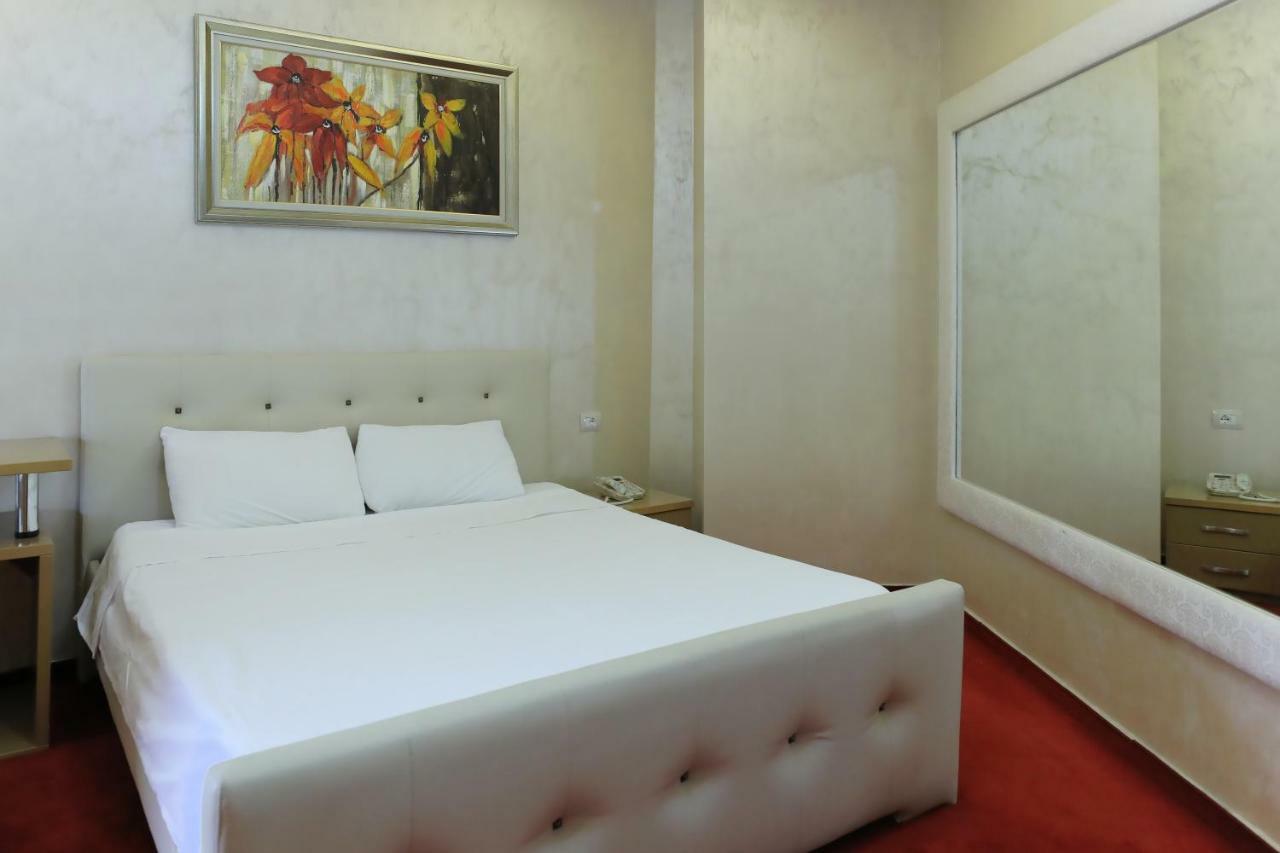 Hotel Gjuta ティラナ エクステリア 写真