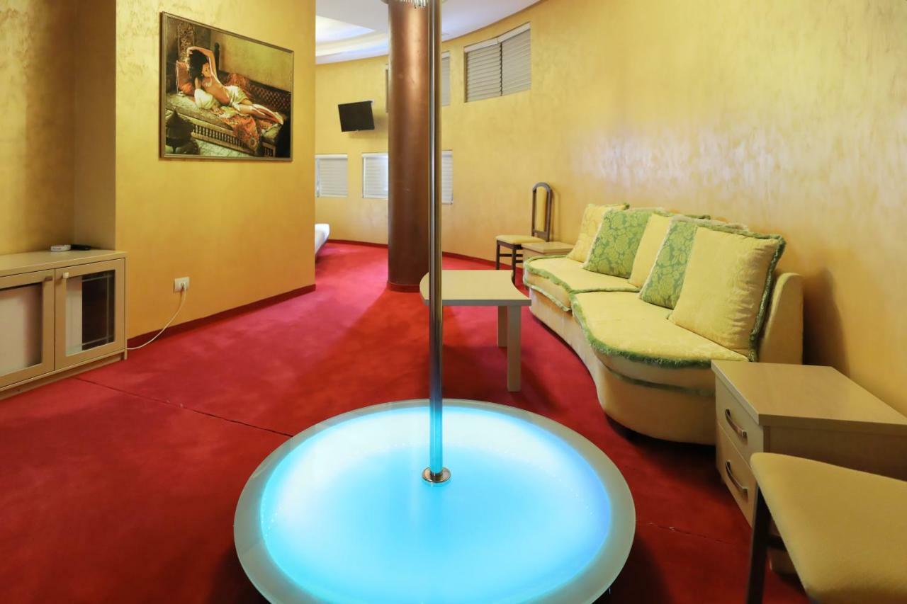 Hotel Gjuta ティラナ エクステリア 写真
