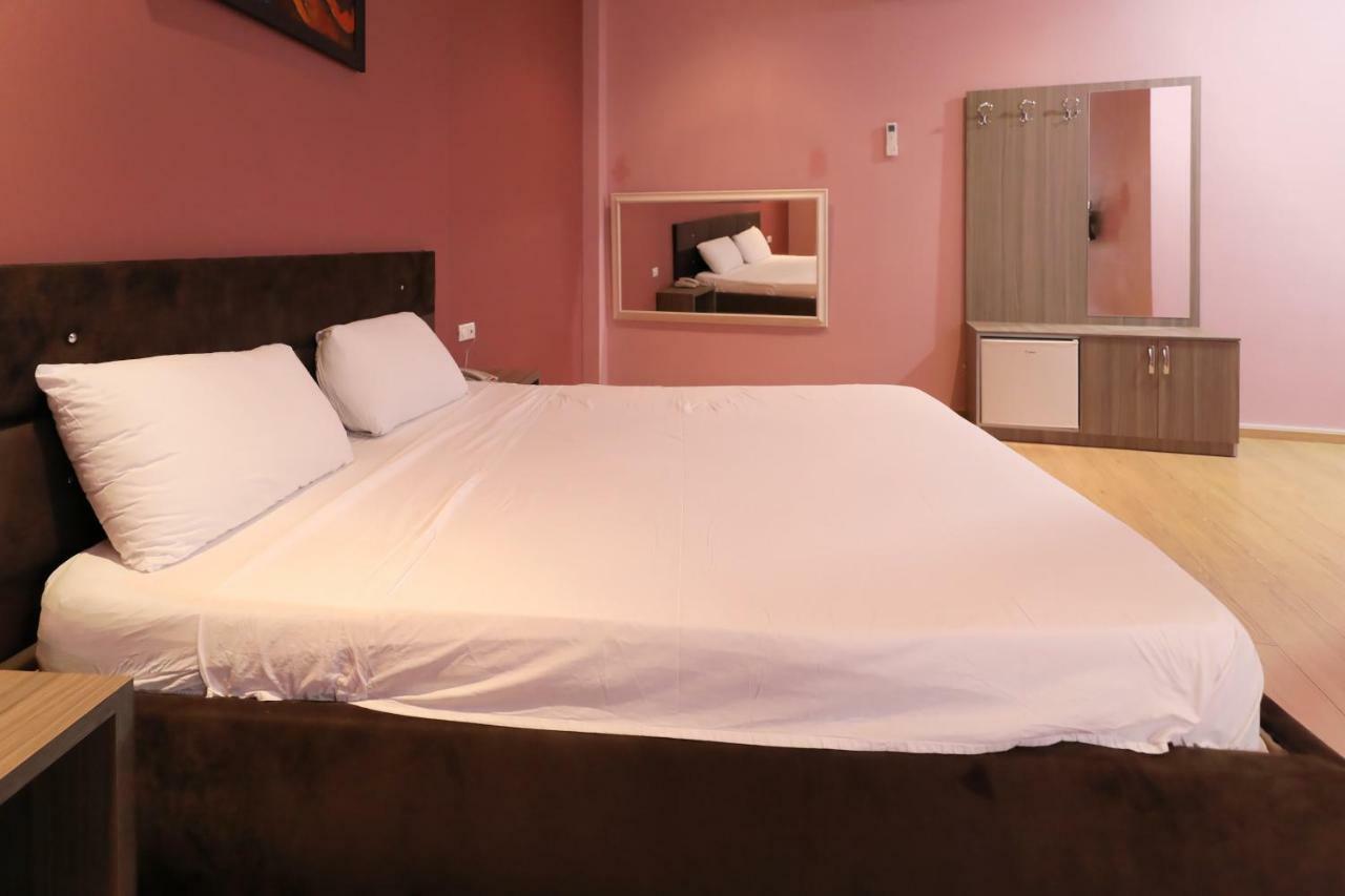 Hotel Gjuta ティラナ エクステリア 写真