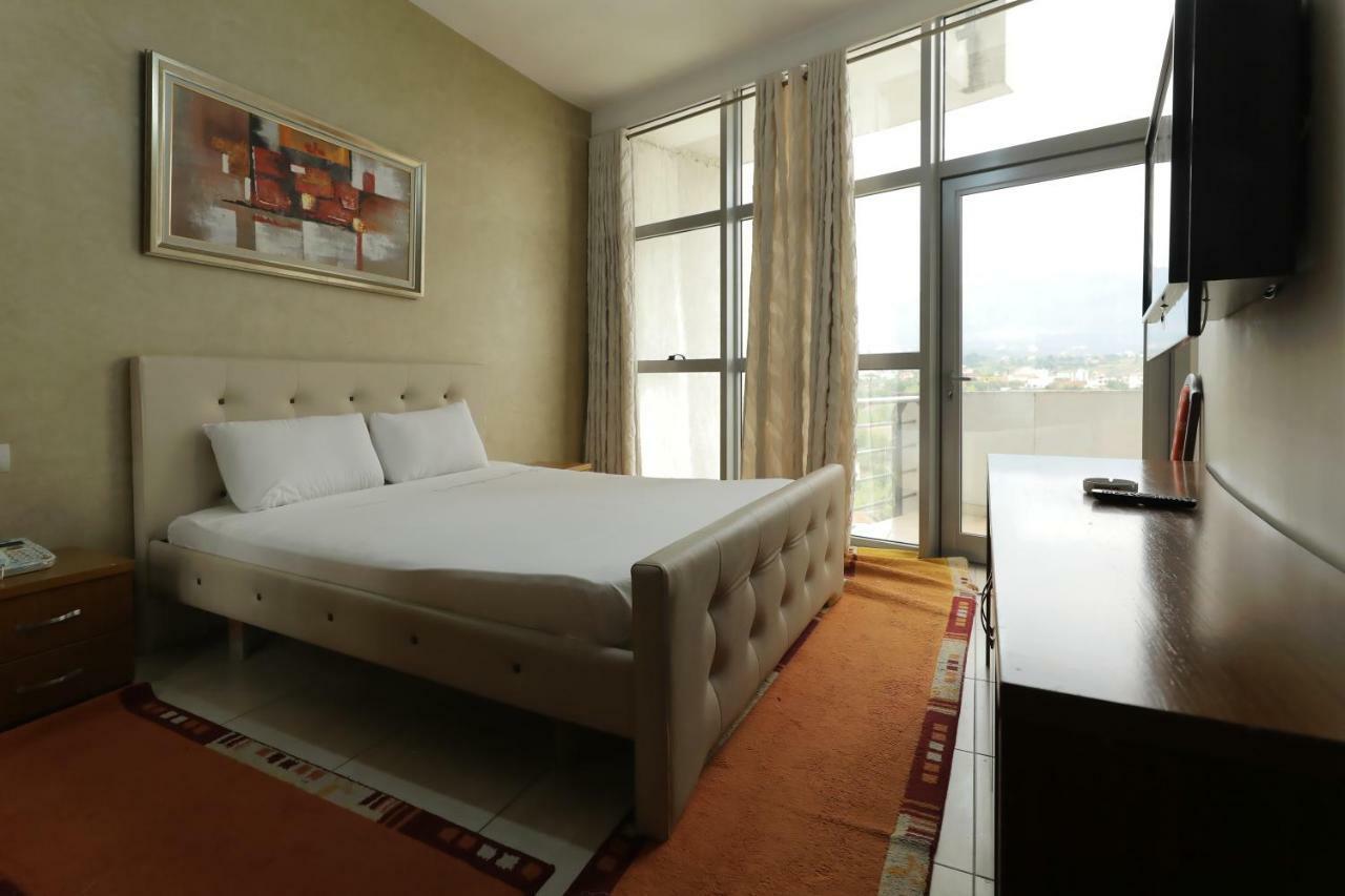 Hotel Gjuta ティラナ エクステリア 写真