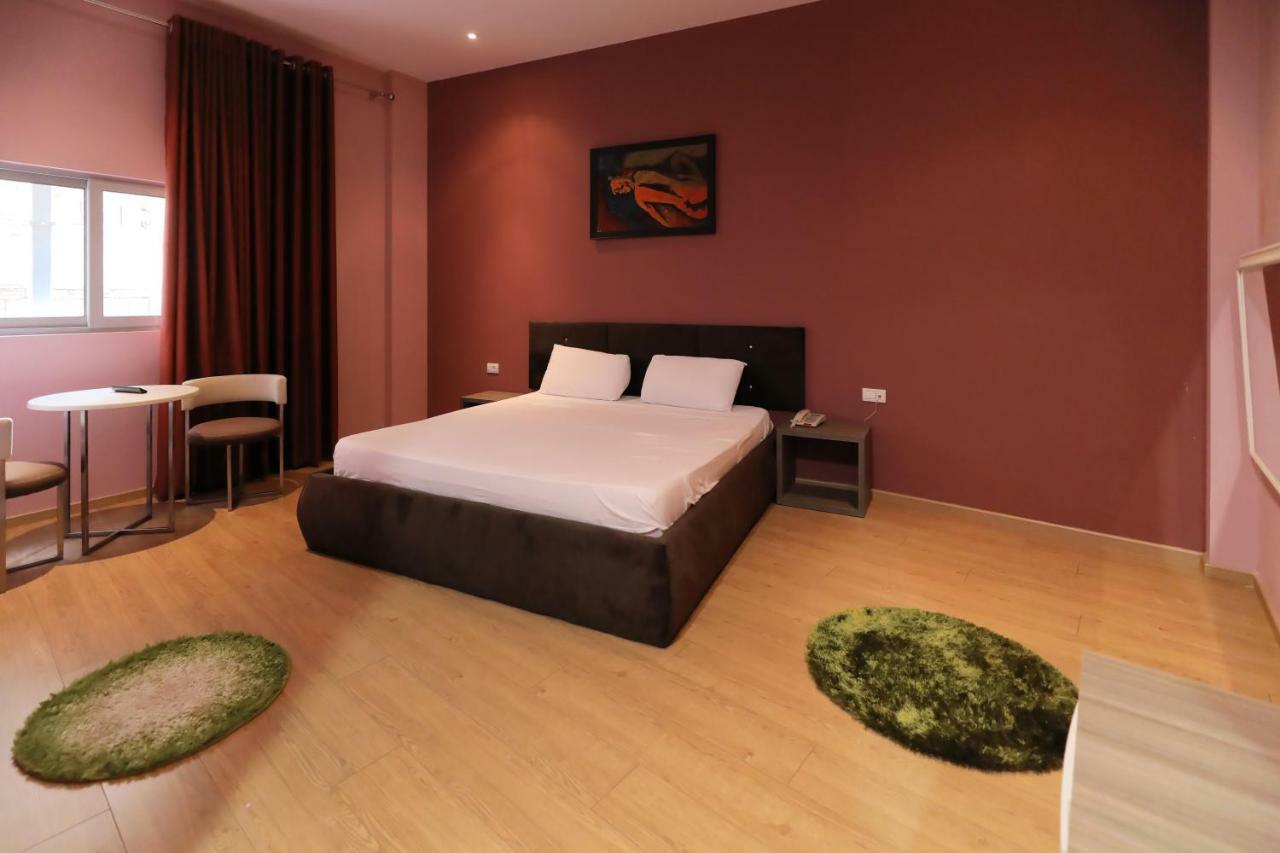 Hotel Gjuta ティラナ エクステリア 写真