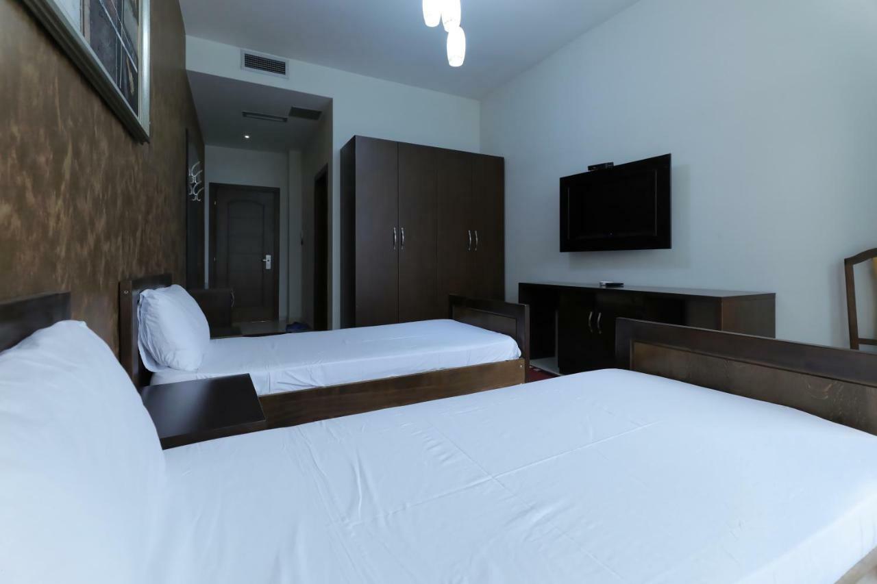 Hotel Gjuta ティラナ エクステリア 写真