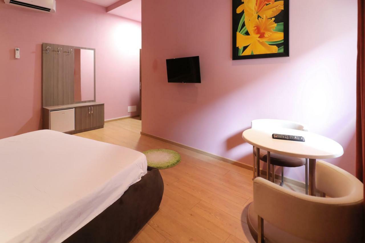 Hotel Gjuta ティラナ エクステリア 写真